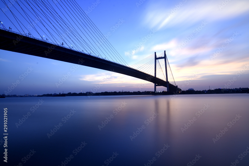 Obraz premium Blue Hour at 2nd Hooghly Bridge at Kolkata West Bengal India