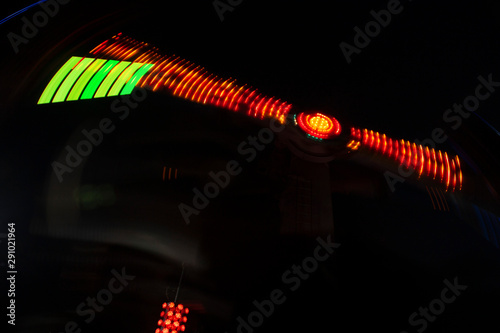 X of light Sweep of moving spotlights while the mechanical games move the arms with pendular trajectory