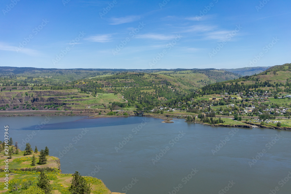 Fototapeta White Salmon river merges with Columbia river in Washington state