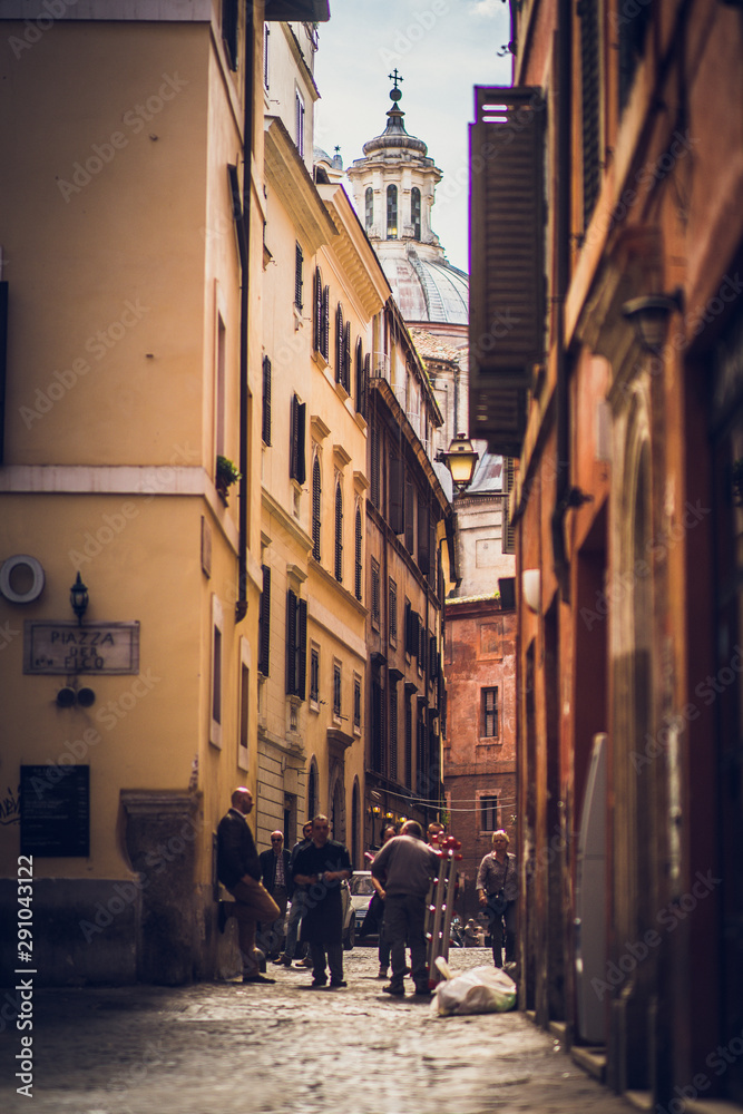 Rom, typische Strassenszene mit Blick auf eine Kirche