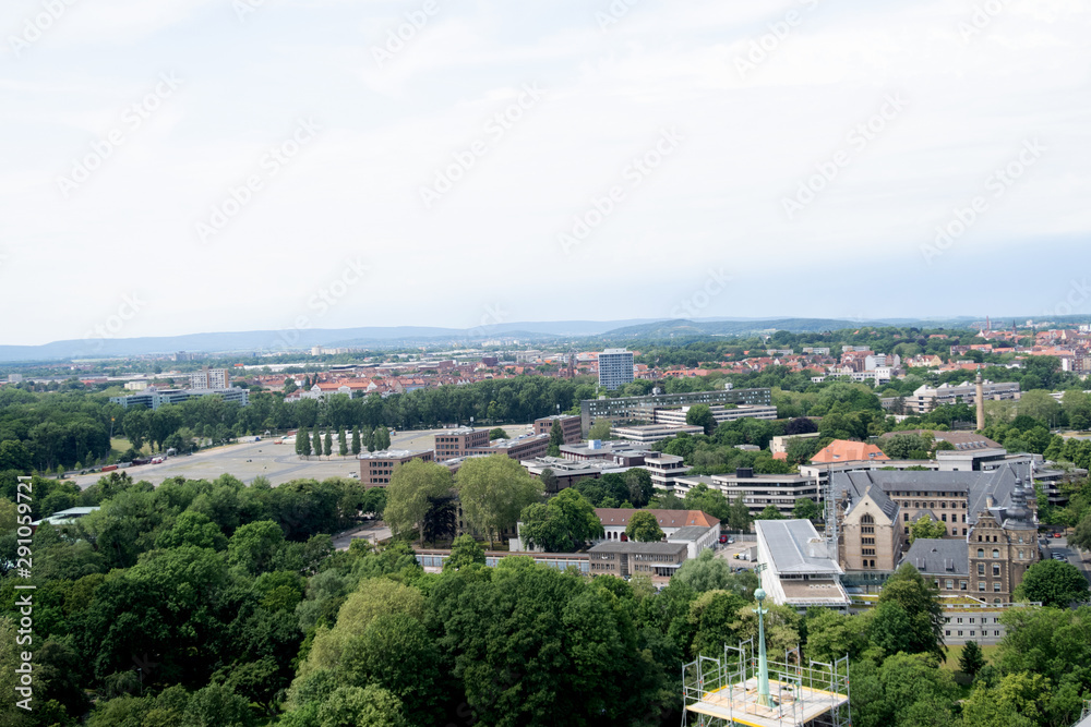 weitblick über die landschaft und die stadt  in hannover niedersachsen deutschland fotografiert an einem sonnigen tag im sommer auf einer besichtigungstour