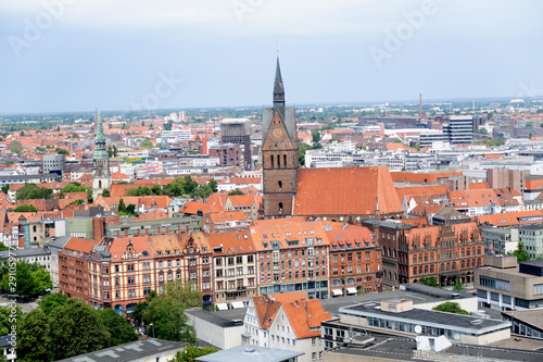blick auf die kirche und die gebäude in hannover niedersachsen deutschland fotografiert an einem sonnigen tag im sommer auf einer besichtigungstour