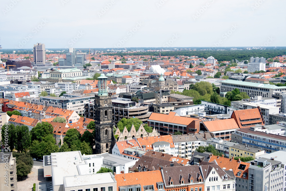 nahansicht auf die gebäude  in hannover niedersachsen deutschland fotografiert an einem sonnigen tag im sommer auf einer besichtigungstour