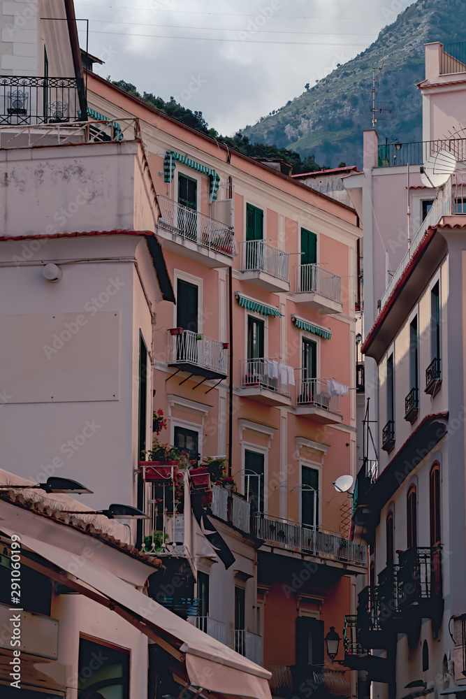 Pequeña vista de un pueblo en Italia. Arquitectura típica del sur de Italia. 