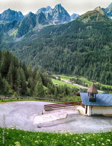Ermita con capilla y campana en ladera de alpes austriacos del Tirol