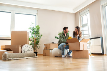 Two lovers moving in the new apartment