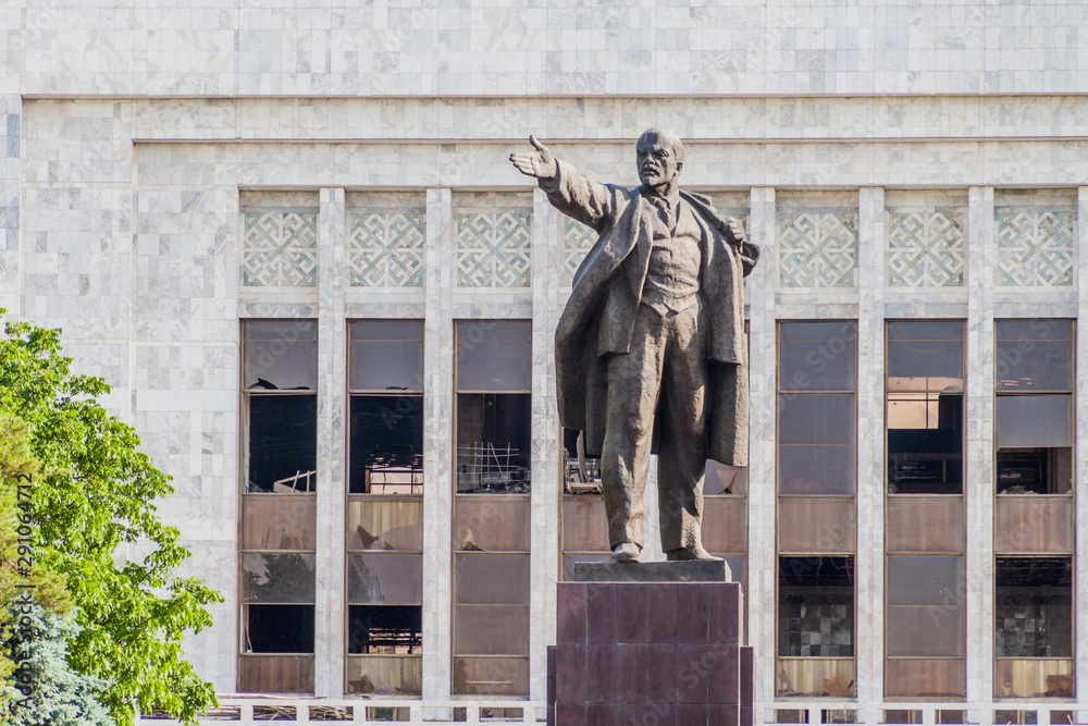 Naklejka premium BISHKEK, KYRGYZSTAN - MAY 28, 2017: Vladimir Lenin Statue in Bishkek, capital of Kyrgyzstan.