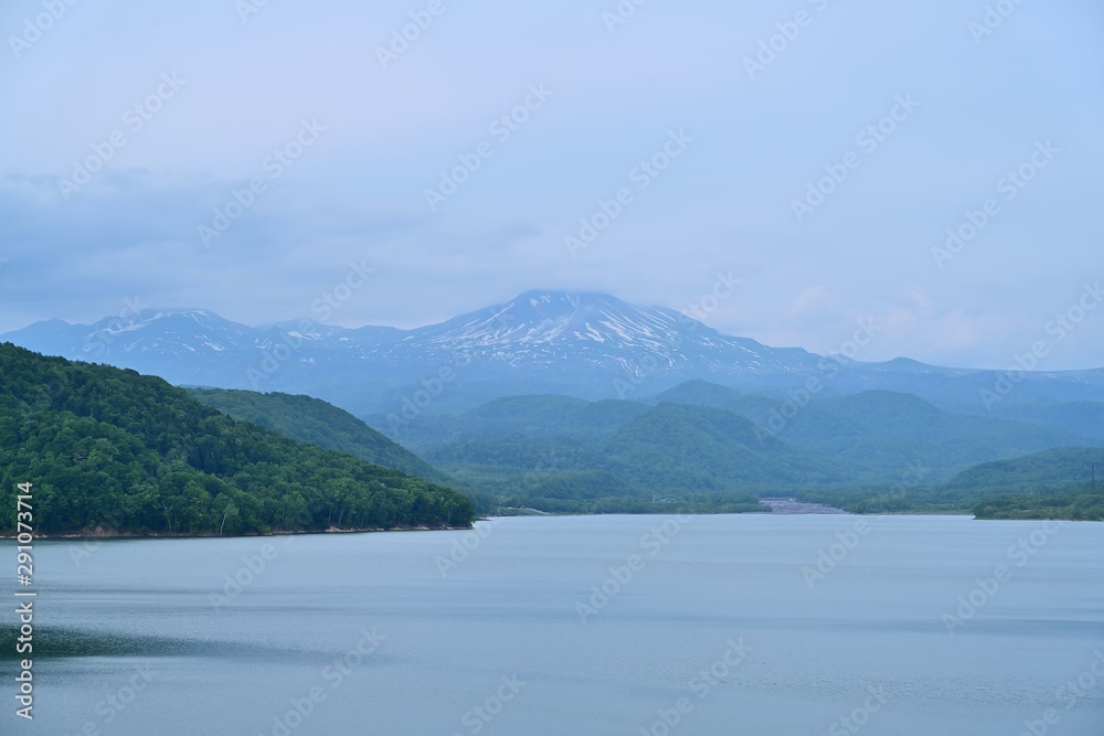 忠別湖湖畔から見る大雪山の情景＠北海道