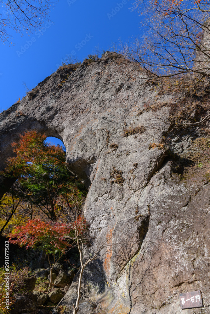 妙義山の第一石門とイロハモミジの紅葉