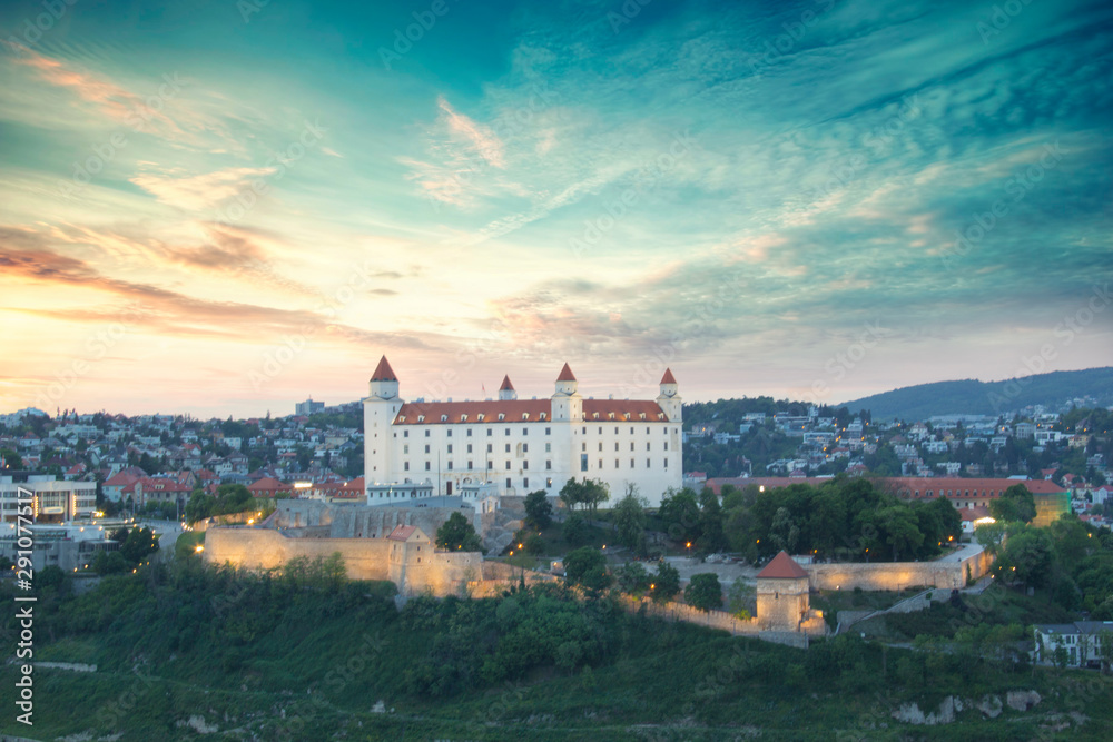 Obraz premium Beautiful view of the Bratislava castle on the banks of the Danube in the old town of Bratislava, Slovakia on a sunny summer day.