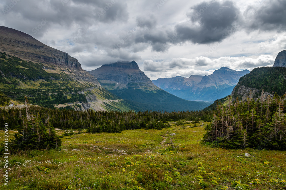 Fototapeta premium Driving the Going-to-the-Sun Road in Glacier National Park, Montana