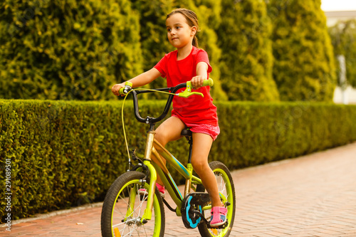 Fototapeta Naklejka Na Ścianę i Meble -  little girl with her bicycle