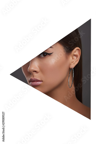 Foto Closeup side view shot of woman with straight dark hair wearing congo earring made of steely metal