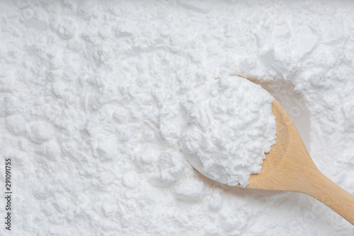 Cuadro en lienzo Close-up of tapioca starch or flour powder in wooden spoon with starch backgroun