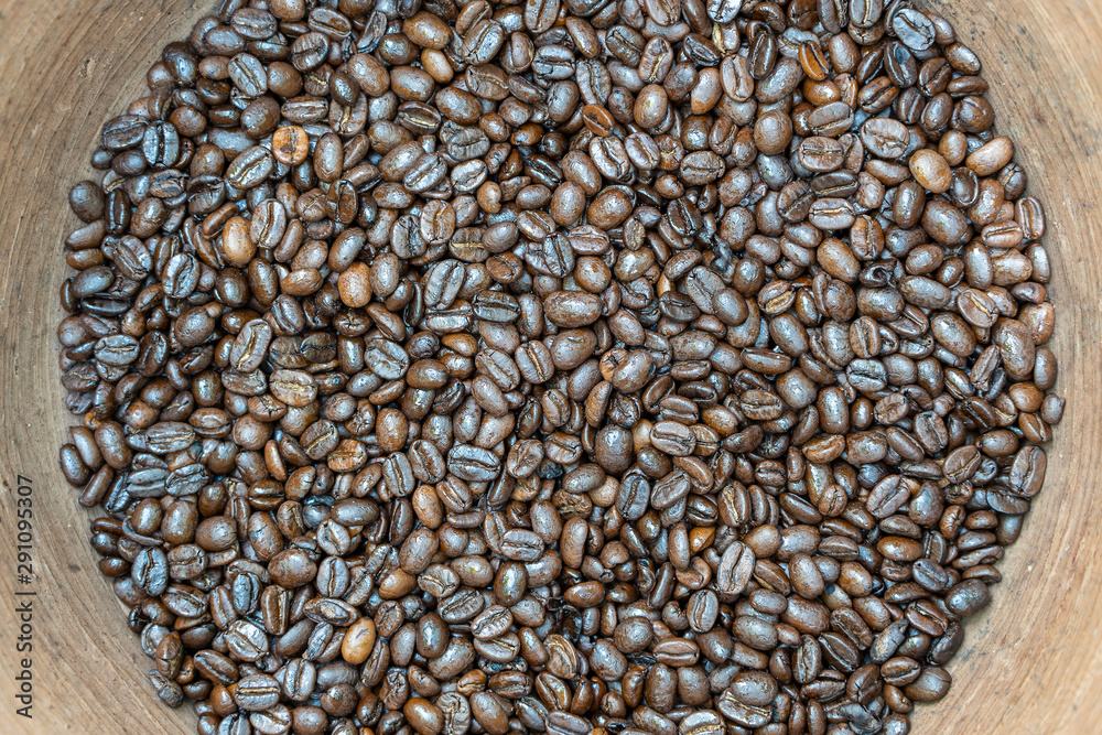 Obraz premium Roasted coffee beans in a clay pot in the local market, Bali, Indonesia. Close up
