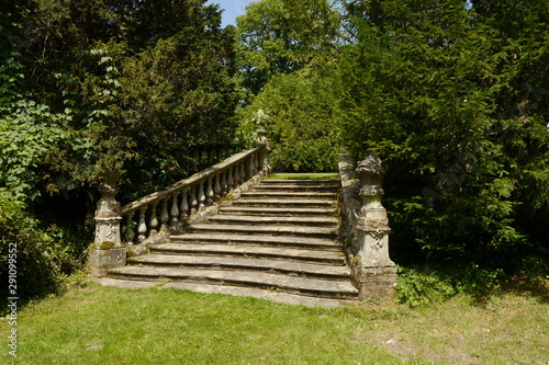 Alte barocke Steintreppe mit Balustraden im Wald