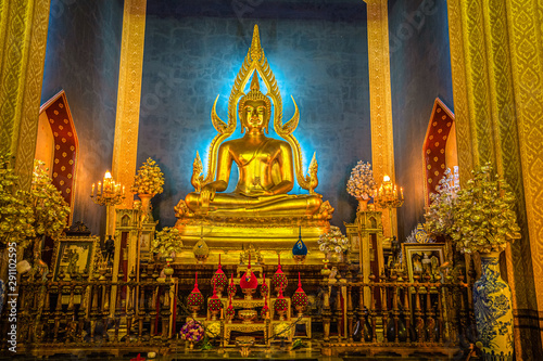 The golden Phra Buddha Chinnarat in chapel. Wat Benjamabopit The Marble Temple (Wat Benchamabophit)is one of the most significant temples in Bangkok for it's the combination of profound beauty and re