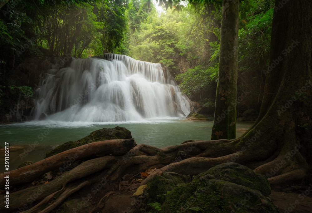 Obraz premium Mae Huai Khamin Waterfall is a beautiful waterfall in Kanchanaburi.