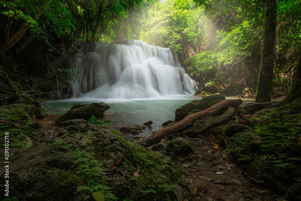 Obraz premium Mae Huai Khamin Waterfall is a beautiful waterfall in Kanchanaburi.