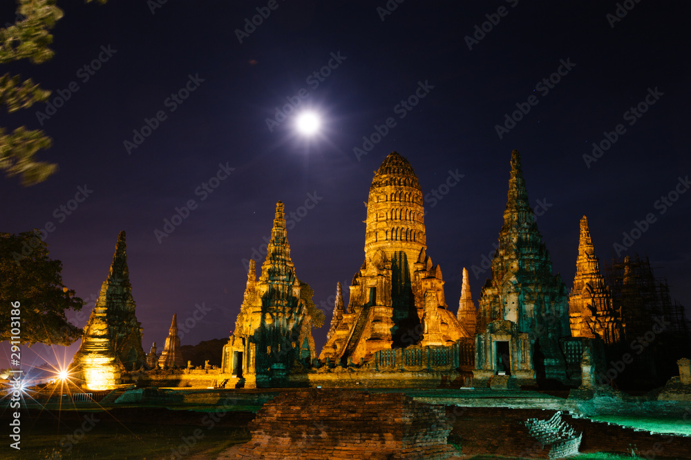 Fototapeta premium Wat Chai Watthanaram - Beautiful Buddhist temple at night.