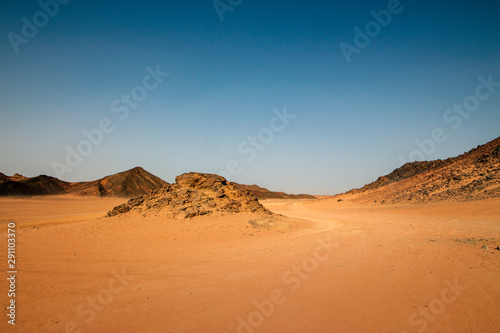 Wüstenlndschaft mit blauem Himmel