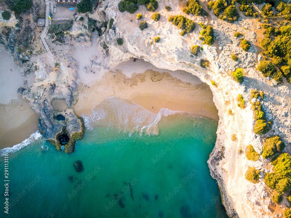 Plage et mer vue du ciel avec un drone Algarve Portugal