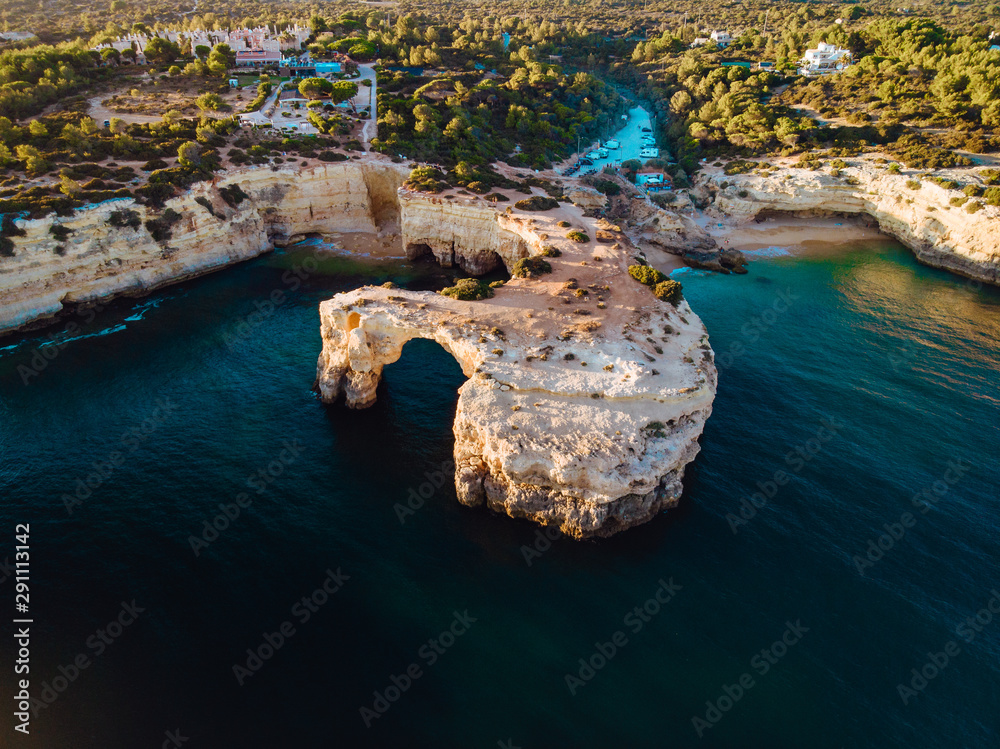 Arche en pierre naturelle au Portugal voyage drone