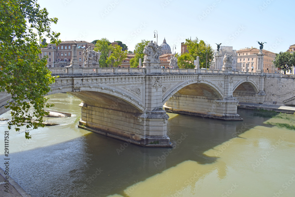 Puente Sant Angelo sobre Rio Tiber, Roma Italia