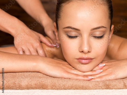 Quadro su tela Beautiful young woman relaxing in the spa salon.