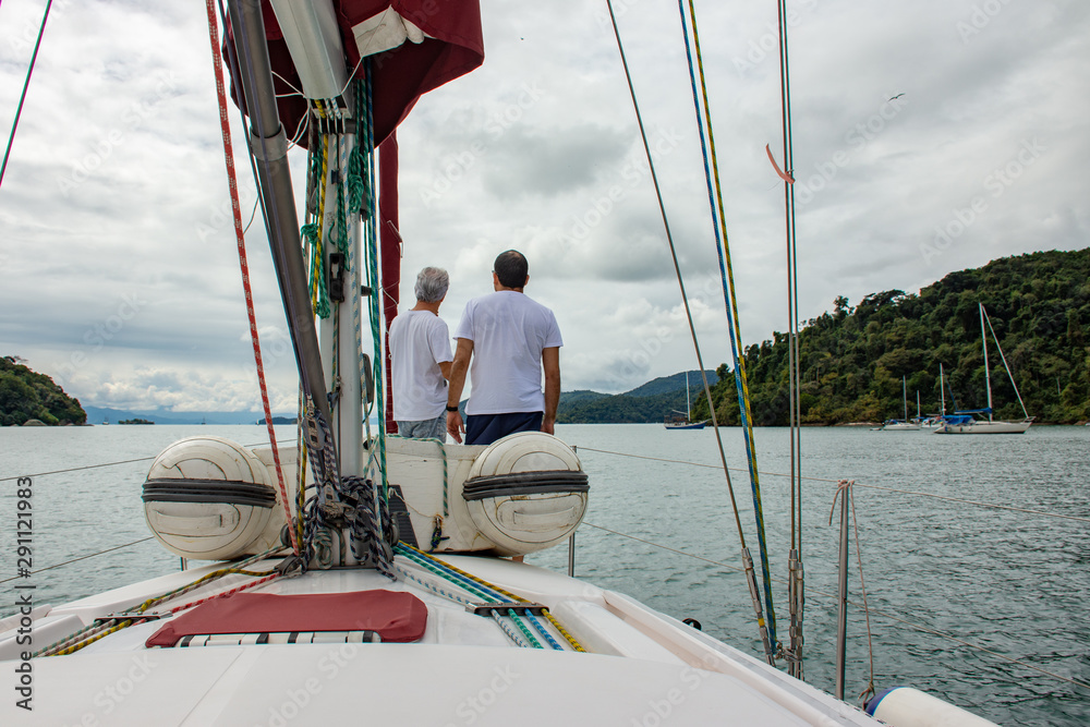 Obraz premium Friends browsing and exchanging experiences straight