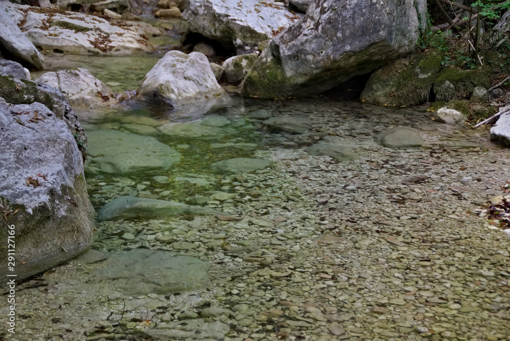 Fototapeta premium Vista lungo il sentiero 208 fosso dell'eremo a Piobbico