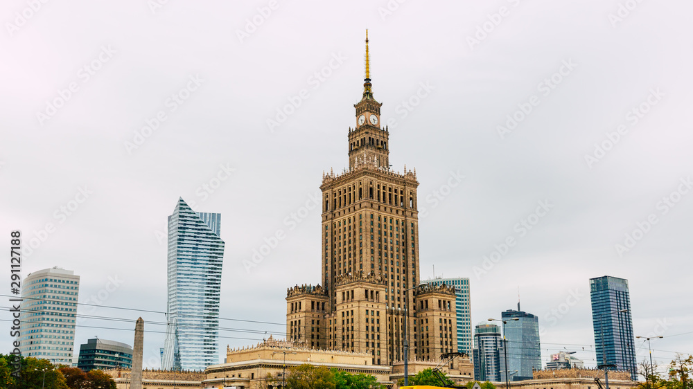 Obraz premium Panoramiczny widok na miasto Warszawa z nowoczesnym wieżowcem, Polska