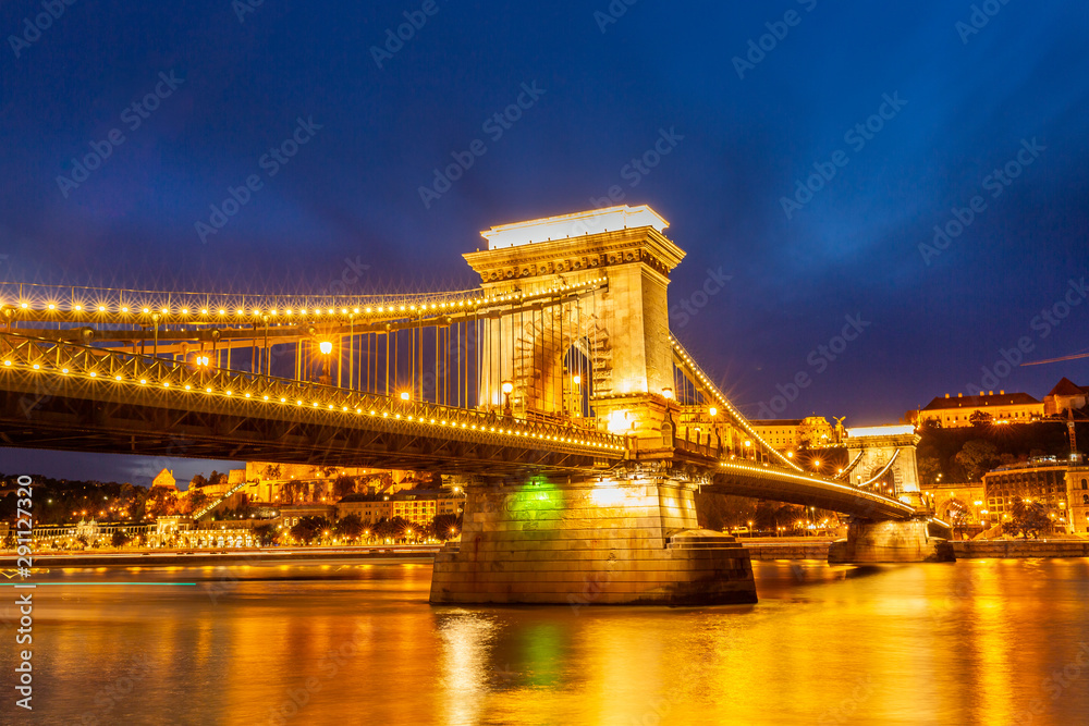 Obraz premium Szechenyi Chain Bridge at Night, Budapest, Hungary