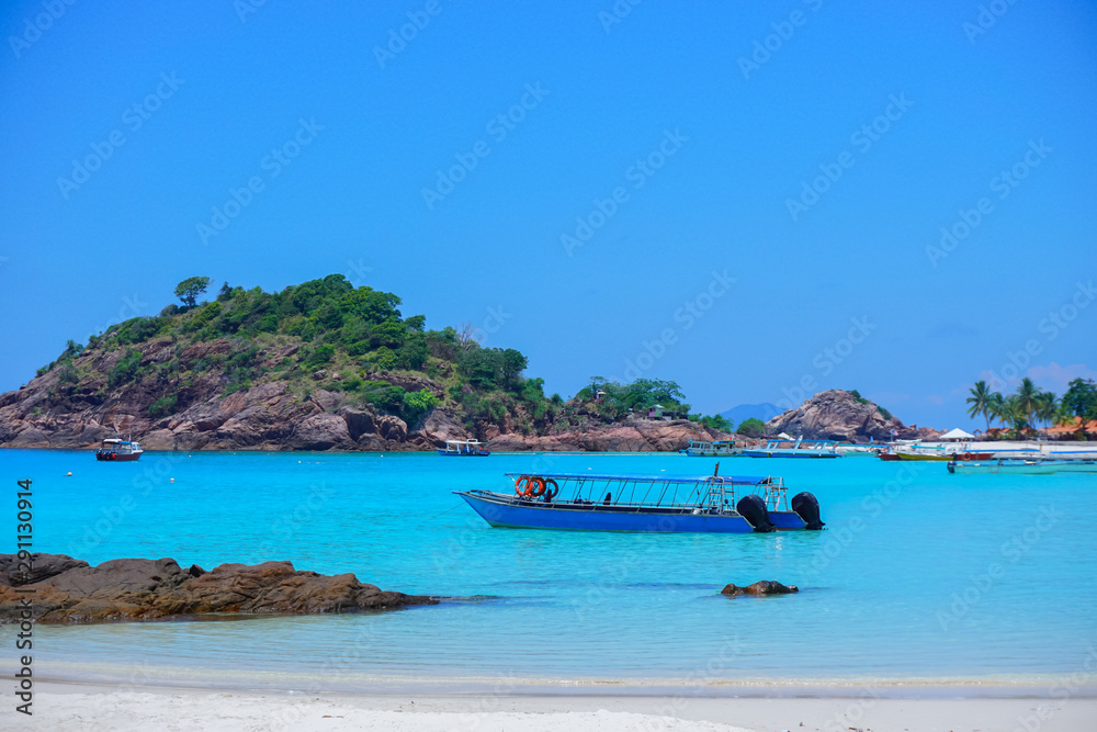 Obraz premium Boat on clear water near Redang Island, Terengganu, Malaysia
