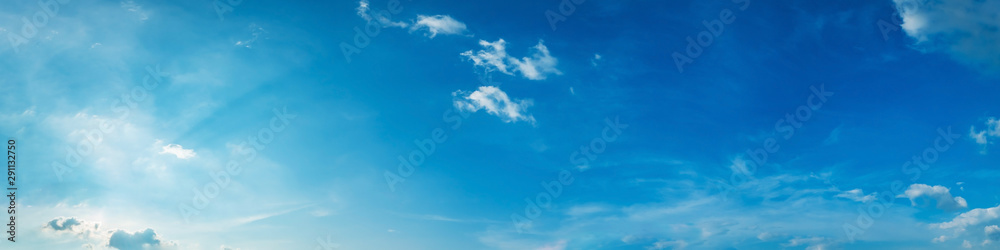 Fototapeta premium Panoramiczne niebo z chmurą w słoneczny dzień. Piękna chmura cirrus. Obraz panoramiczny.