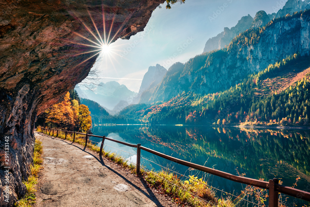 Fototapeta Słoneczna jesienna scena jeziora Vorderer (Gosausee). Kolorowy ranku widok Austriaccy Alps, Górny Austria, Europa. Piękno natury pojęcia tło.