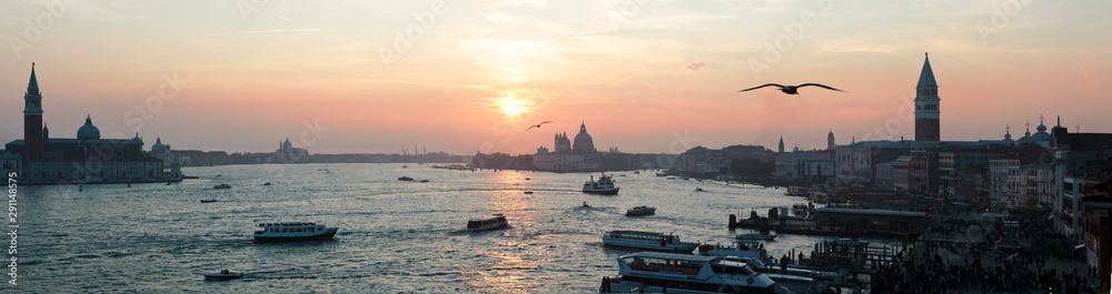 Bacino di san Marco con San Giorgio, La Salute e il campanile di San Marco al tramonto 