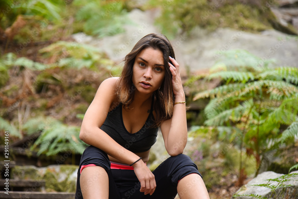 jeune femme assise en pleine forêt
