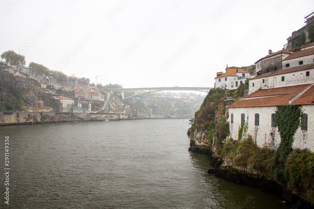 Obraz premium Foggy morning at the river Douro