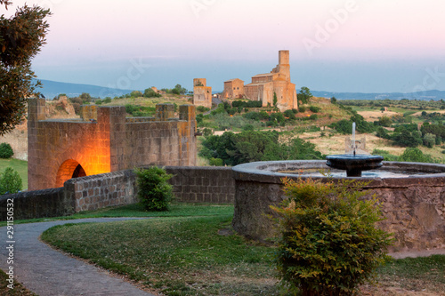 Veduta timelapse della chiesa di san Pietro dal Rivellino di Tuscania. prov. di Viterbo. 