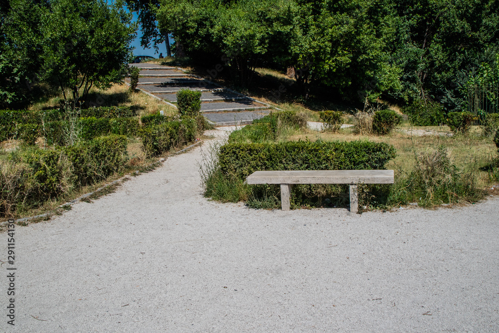 Bancos de jardim em um parque arborizado ótimo para descanso, ao redor do mundo (coleção de bancos) Bancos de jardim em um parque arborizado ótimo para descanso, ao redor do mundo (coleção de bancos)
