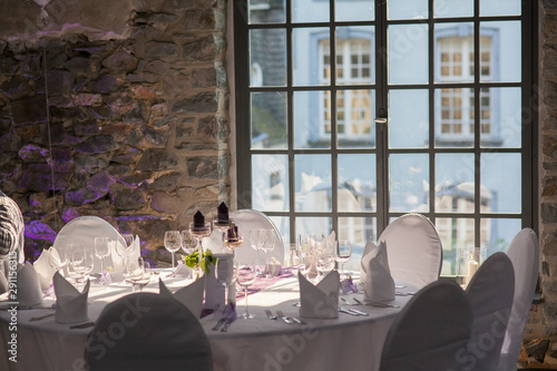 Industriehalle, zur Hochzeitsfeier eingedeckt