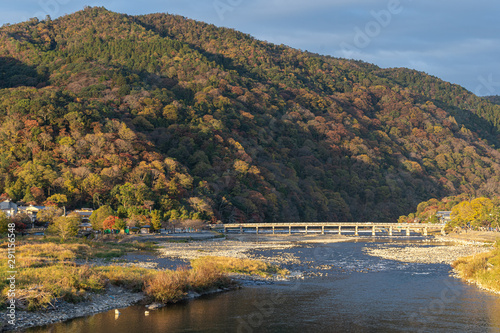 《京都・秋》早朝の嵐山の紅葉と渡月橋の風景