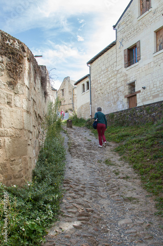 Femme grimpant un chemin de pierres