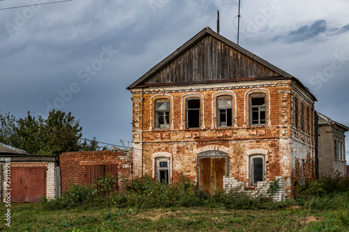 village, early, autumn, cloudy, day, sky, clouds, old, brick, two-story, abandoned, house, road, trees, grass, walk, ride, observation © Наталья Меркулова