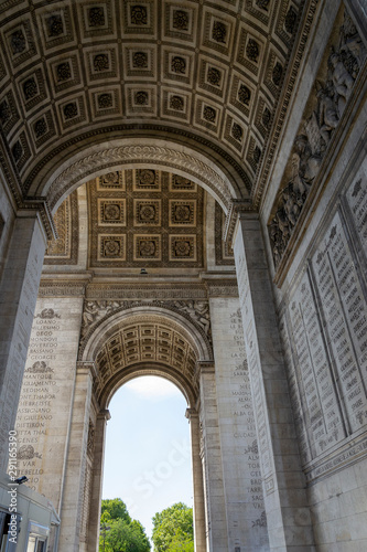 Vue sur l’arc de Triomphe de l’étoile – Paris, France © emmanuel