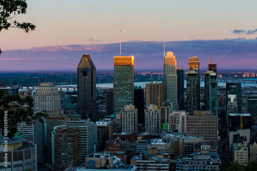 Fototapeta premium Montreal downtown at sunset
