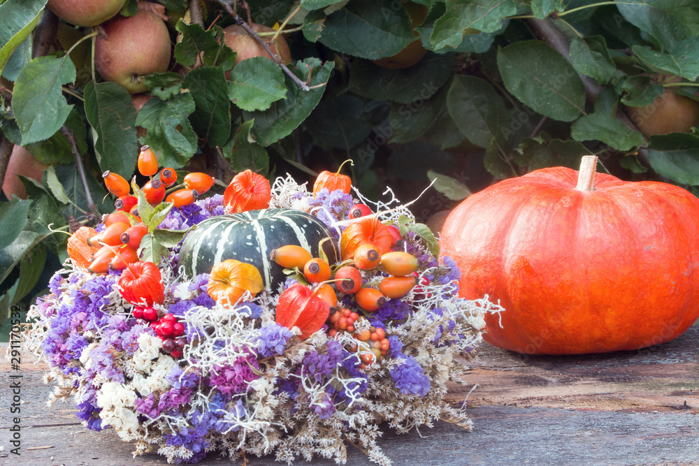 Dekoidee für den Herbst mit Kürbis, Hagebutten und selbstgemachten Herbstkranz