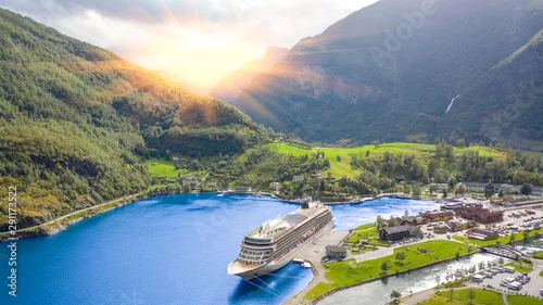 Obraz Koniec słynnego fiordu Geiranger w Norwegii ze statkiem wycieczkowym