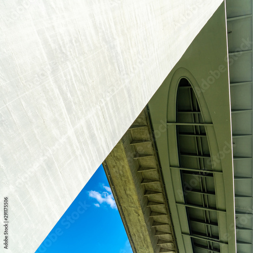 Blick auf einen riesigen Brückenpfeiler und eine Brücke photo